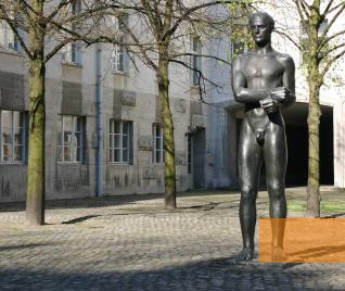 Image: Berlin, 2008, Statue by Richard Scheibe entitled »Young Man with his Hands Tied«, Stiftung Denkmal, Anne Bobzin