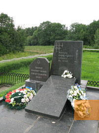 Bild:Luzk, 2007, Holocaustdenkmal am Ort der Massenerschießungen von 1942, aisipos