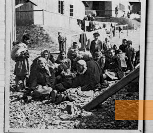 Bild:Hodonin, um 1943, Gefangene Roma im »Zigeunerlager Hodonin«, Archiv Muzea romské kultury