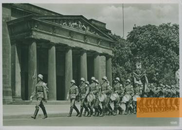 Image: Berlin, undated, Marching guards at the Neue Wache, postcard