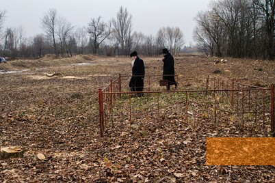 Image: Vakhnivka, 2016, The fenced-in mass grave in the Jewish cemetery before the construction of the new memorial, Stiftung Denkmal, Anna Voitenko