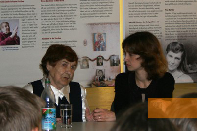 Bild:Berlin-Schöneweide, 2009, Zeitzeugengespräch zwischen Schülern und einer ehemaligen ukrainischen Zwangsarbeiterin, Dokumentationszentrum NS-Zwangsarbeit