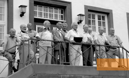 Image: Moringen, 2002, Former prisoners in front of the former commander's building, Hessische Niedersächsische Allgemeine