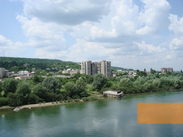 Image: Otaci, 2006, City view from the Dniester, Zserghei