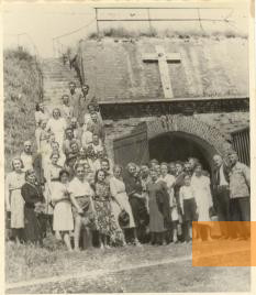 Bild:Posen, 1946, Gedenkveranstaltung mit Hinterbliebenen Ermordeter, Muzeum Martyrologii Wielkopolan Fort VII