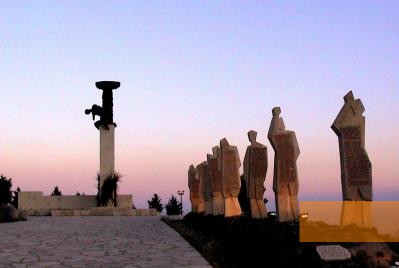 Bild:Amiras, o.D., Die Gedenkstätte für die ermordeten Bewohner der umliegenden Bergdörfer und aus Myrtos, www.kreta-wiki.de, Wolfgang Kistler