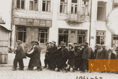 Bild:Kamenez-Podolsk, 27. oder 28. August 1941, Juden werden zur Erschießung außerhalb der Stadt geführt, United States Holocaust Memorial Museum, Gyula Spitz