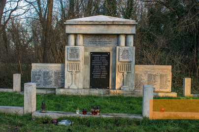 Image: Częstochowa, 2013, Grave of Jews murdered in January 1942 on the Jewish cemetery, Takimirimo