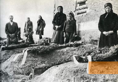 Bild:Zamość, 1944, Opfer werden vor der Rotunde beigesetzt, Muzeum Zamojskie