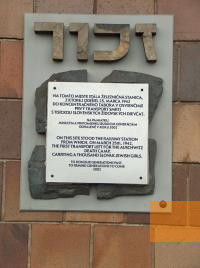 Image: Poprad, 2004, Memorial plaque to the Jewish girls deported from Poprad station, Stiftung Denkmal