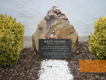 Bild:Portbou, 2004, Gedenkstein am Grab Walter Benjamins, Klaus Liffers