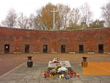 Image: Zamość, 2007, Monument at the site on which corpses were burned in the Rotunda's courtyard, Muzeum Zamojskie