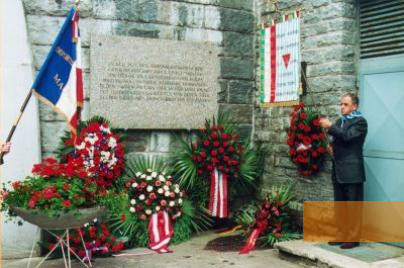 Image: Loibl, 2003, Wreath-laying ceremony at the tunnel entrance, Peter Gstettner