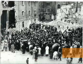 Image: Trieste, probably 1945, Commemorative ceremony in front of the destroyed crematorium, Civico Museo della Risiera di San Sabba – Civici Musei di Storia ed Arte