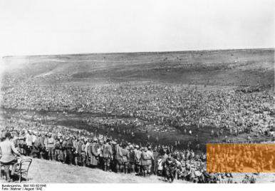 Image: no place given, August 1942, Soviet prisoners of war in a camp, Bundesarchiv, Bild 183-B21845, Wahner