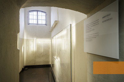 Bild:Wolfenbüttel, 2016, Blick in eine der ehemaligen Arrestzellen, Gedenkstätte in der JVA Wolfenbüttel, Jesco Denzel
