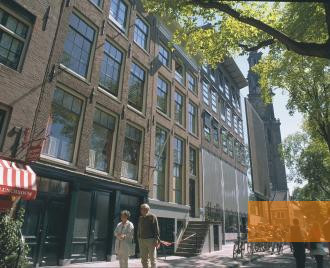 Bild:Amsterdam, 2011, Frontseite des Anne Frank Hauses, Anne Frank Huis, Juul Hondius
