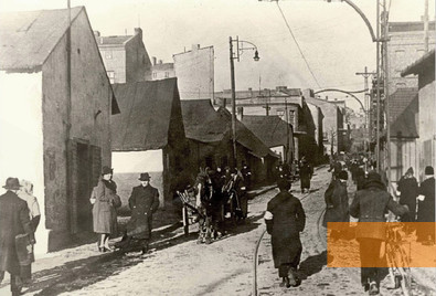 Image: Będzin, 1942, Street scene in the ghetto, public domain