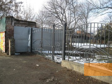 Bild:Krasnodar, 2012, Eingang zum jüdischen Friedhof, myekaterinodar.ru