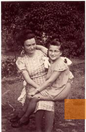 Image: Berlin, 1949, Hildegard Knies (1915–1997) with Evelyn Goldstein (*1938) whom she helped rescue, private ownership Evy Woods
