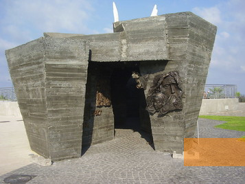 Image: Netanya, 2012, Entrance to the bunker-like »dark« part of the monument, Avishai Teicher