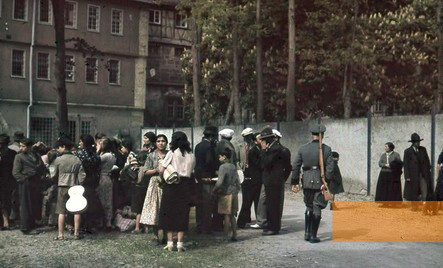Image:  Asperg, 1940, Deportation of Sinti and Roma, Bundesarchiv, R 165 Bild-244-47