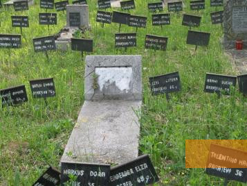 Image: Đakovo, 2007, Grave markers with the names of the victims, Stiftung Denkmal, Stefan Dietrich