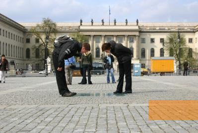 Image: Berlin, 2008, Visitors at the memorial, Stiftung Denkmal, Anne Bobzin