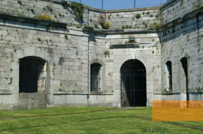 Image: Huy, 2004, Courtyard of the Fort of Huy today, Fédération du Tourisme de la Province de Liège