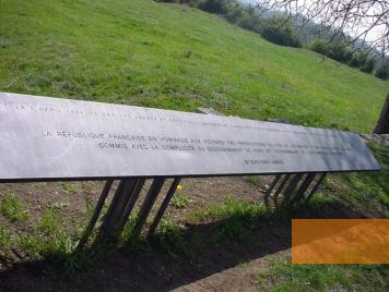 Bild:Izieu, 2001, Schriftzug mit der Widmung der Gedenkstätte im Garten, Maison d’Izieu