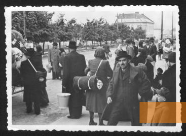 Bild:Pressburg, o.D, Juden mit ihren Habseligkeiten vor der Deportation, Yad Vashem
