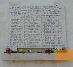 Bild:Izieu, 2001, Gedenktafel mit den Namen der ermordeten Kinder, Maison d’Izieu