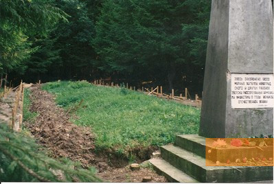 Bild:Bei Nowogrodek, 1992, Das ursprüngliche Denkmal aus der Sowjetzeit  am Ort der ersten Massenerschießung, Jack Kagan
