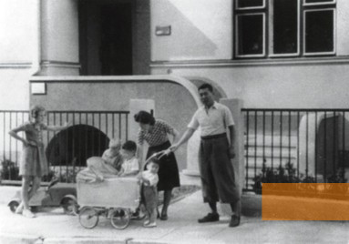 Image: Kaunas, 1940, Sugihara and his family in front of the consulate, Sugiharos namai