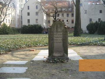 Bild:Berlin, 2011, Grabstein des Philosophen Moses Mendelssohn, Stiftung Denkmal