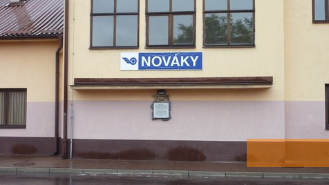 Bild:Nováky, 2012, Gedenktafel am Bahnhof, Stiftung Denkmal