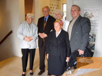 Image: Stadtallendorf, 2006, Former forced labourers visit the DIZ, DIZ Stadtallendorf 