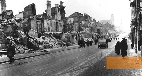 Bild:Minsk, Winter 1941/42, Die zerstörte Sowjetstraße, Belaruski dzjarshaŭny muzej gistoryi Wjalikaj Ajtschynnaj Wajny