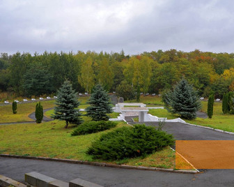 Bild:Rowno, o.D., Erinnerungsstätte, Objedinennaja ewrejskaja obschtschina ukrainy