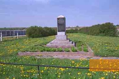 Bild:Marijampolė, 2004, Gedenkstein an der Massenerschießungsstätte, Stiftung Denkmal