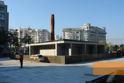 Image: Bucharest, 2009, View of the building and the steel column, Stiftung Denkmal