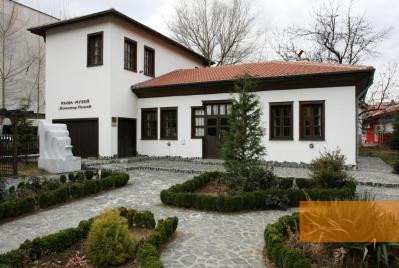 Bild:Kjustendil, o.J., Das als Museum nachgebaute Geburtshaus Dimitar Peschews, Regionalen Istoritscheski Muzej