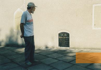 Image: Klaipėda, 2001, Jakob Rikler, founder of the Jewish community in 1989 and initiator of the revitalistion of the community premises standing at the memorial wall, Stiftung Denkmal