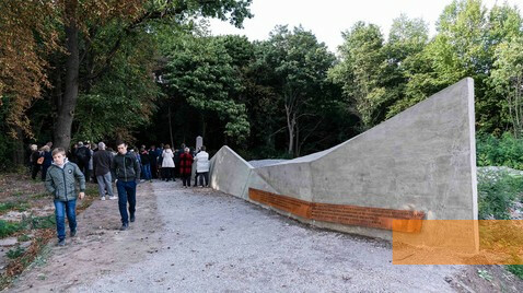 Image: Plyskiv, 2019, Memorial in the forest on the day of its inauguration, Stiftung Denkmal, Anna Voitenko