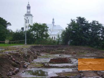 Image: Chełmno, 2006, Ruins of the »Schloss«, the local church in the background, Thomas Herrmann, Berlin
