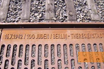 Bild:Berlin-Grunewald, 2006, Eine der 186 Inschriften des Mahnmals entlang vom Gleis 17, Stiftung Denkmal