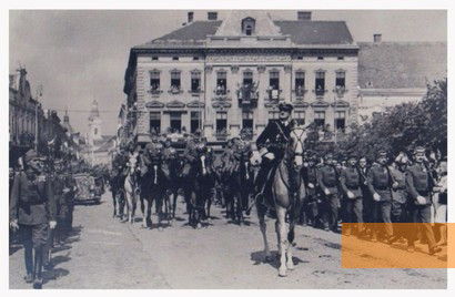 Image: Satu Mare, 1940, Hungarian regent Horthy heads the arrival of the Hungarian troops, common license