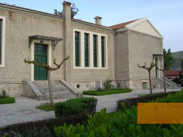 Bild:Kalavryta, 2004, Die ehemalige Schule, heute »Museum des Holocaust von Kalavryta«, Alexios Menexiadis