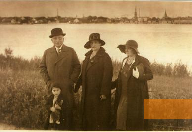 Image: Klaipėda, 1934, Jewish engineer Alfred Wittenberg (1877 Memel – 1940 Sachsenhausen concentration camp) with family in front of the city's silhouette, Ostpreußisches Landesmuseum Lüneburg