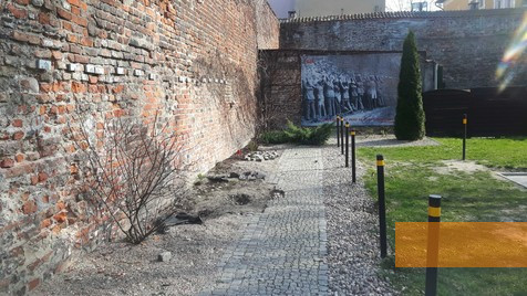 Image: Gdańsk, 2019, Memorial in the courtyard, Stiftung Denkmal